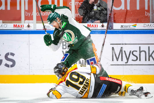 Färjestads Martin Johansson i en duell med Luleås Joonas