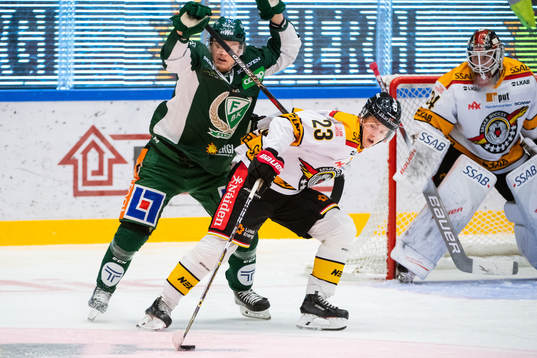 Färjestads Axel Ottosson och Luleås Jesper Sellgren