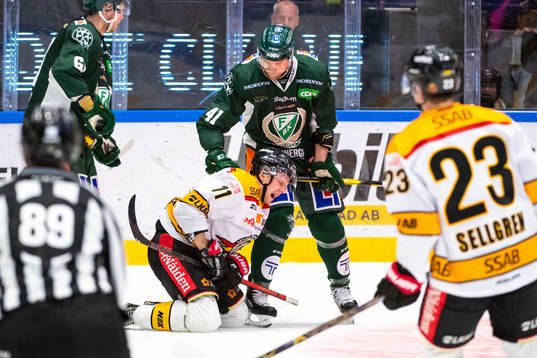 Luleås Petter Emanuelsson har ont