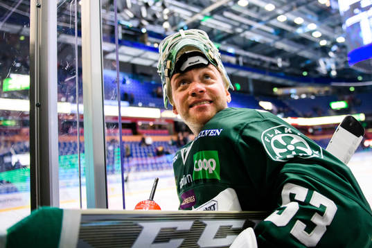 Färjestads målvakt Markus Svensson jublar