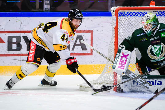 Luleås Mattias Guter och Färjestads målvakt Markus