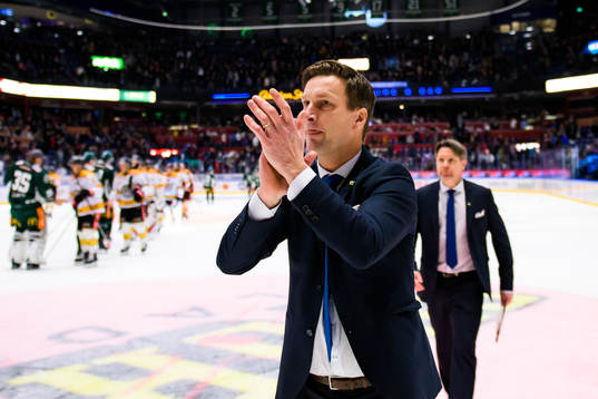 Färjestads tränare Johan Pennerborn jublar och tackar
