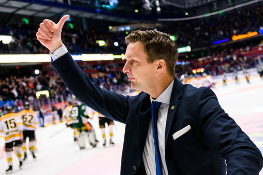 Färjestads tränare Johan Pennerborn jublar och tackar