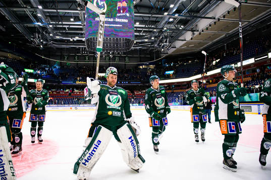 Färjestads målvakt Markus Svensson jublar och tackar