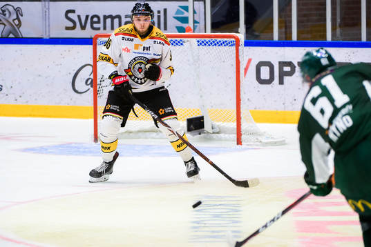 Luleås Robin Kovacs täcker skott från Färjestads Johan