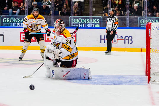 Luleås Pontus Själin och målvakt Joel Lassinantti