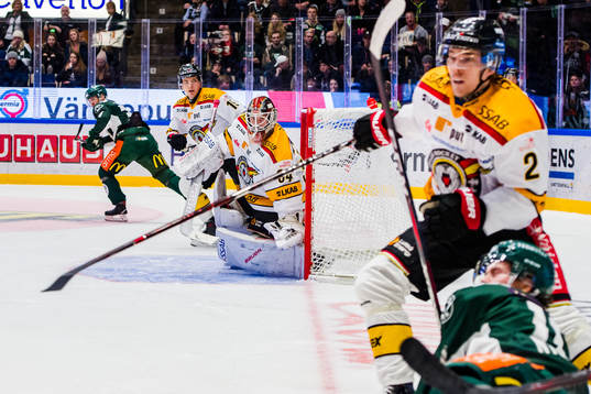 Luleås Joonas Jalvanti, målvakt Joel Lassinantti och