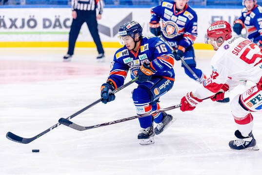 Växjös Austin Ortega jagas av Timrås Johannes Salmonsson