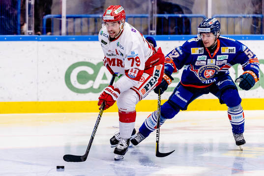 Timrås Ludvig Rensfeldt jagas av Växjös Arvid Lundberg