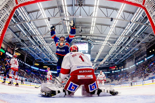 Växjös Lauri Tukonen jublar och Timrås målvakt Victor