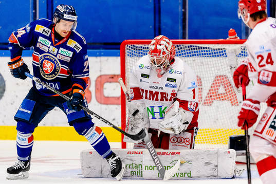 Växjös Brendan Shinnimin oroar framför Timrås målvakt
