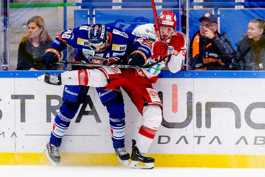 Växjös Daniel Rahimi tacklar Timrås Vilmos Gallo