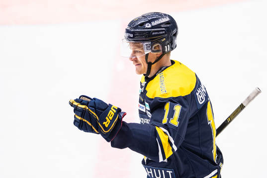 s Simon Önerud jublar