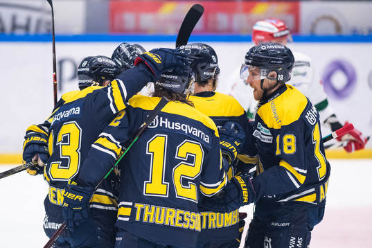 s Simon Önerud jublar med lagkamrater