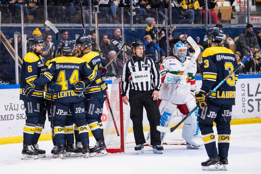 s Isac Brännström jublar med lagkamrater