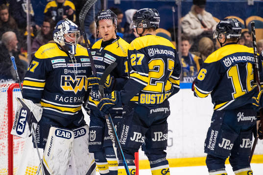 s målvakt Jonas Gunnarsson jublar med lagkamrater