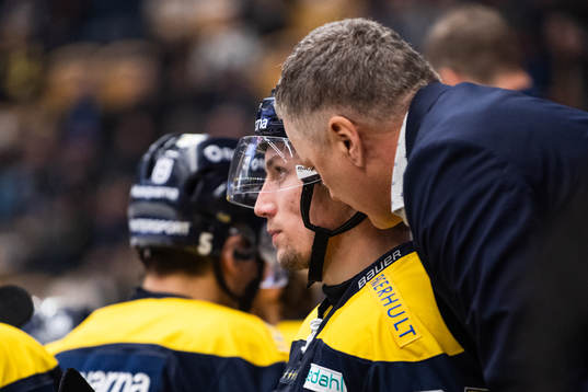 s David Gustafsson får instruktioner av tränare Stephan