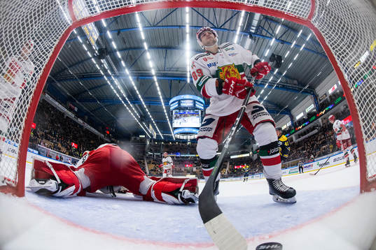 Moras Ryan Johnston deppar och plockar ur pucken ur mål