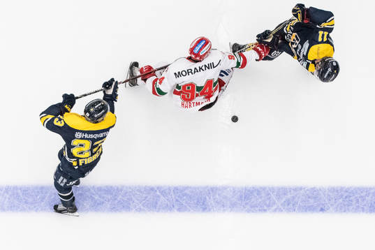 s Robin Figren och Simon Önerud i kamp om pucken med Moras