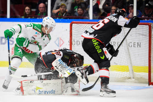 Rögles Leon Bristedt oroar mot Malmö Redhawks målvakt