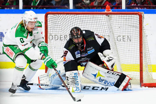 Rögles Linus Sandin oroar mot Malmö Redhawks målvakt
