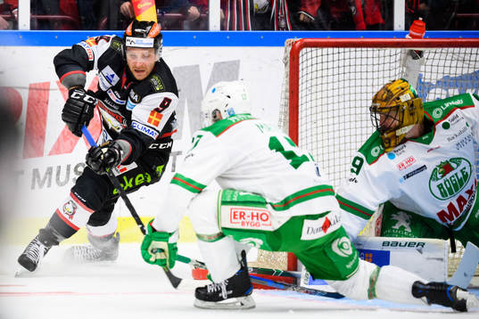 Malmö Redhawks Frederik Storm oroar mot Rögles målvakt