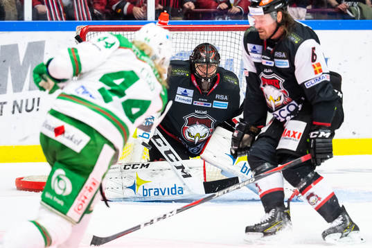 Rögles Olle Liss gör 1-1 bakom Malmö Redhawks målvakt