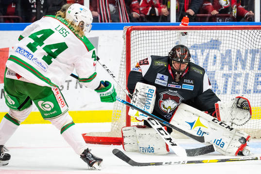 Rögles Olle Liss missar målchans framför Malmö Redhawks