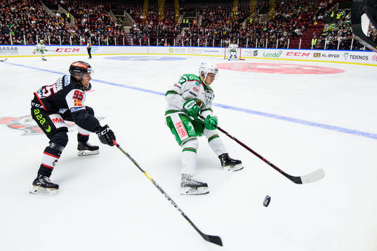 Malmö Redhawks Carl Persson och Rögles Jesper Williamsson
