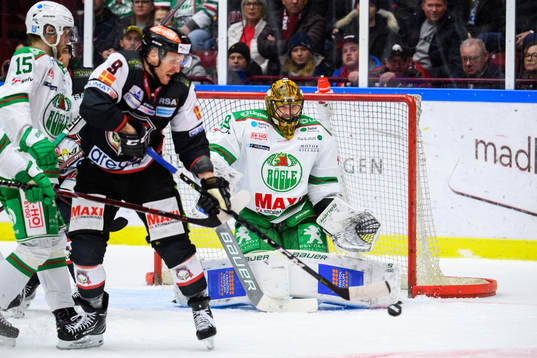 Malmö Redhawks Frederik Storm oroar vid Rögles målvakt