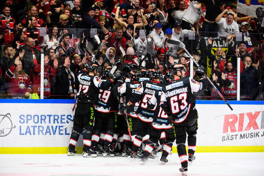 Malmö Redhawks spelare jublar med Johan Olofsson