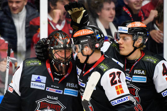 Malmö Redhawks målvakt Oscar Alsenfelt jublar med