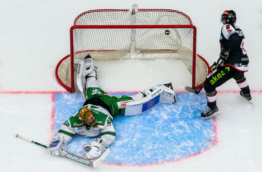 Malmö Redhawks Johan Olofsson sätter det matchavgörande