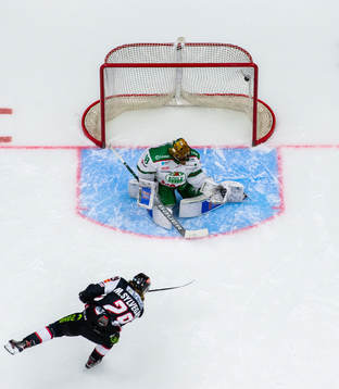 Malmö Redhawks Marcus Sylvegård gör mål i