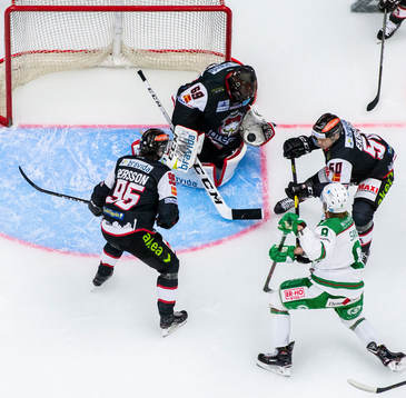 Malmö Redhawks målvakt Oscar Alsenfelt räddar slott