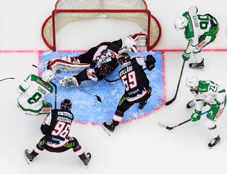 Malmö Redhawks målvakt Oscar Alsenfelt räddar från