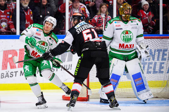 Malmö Redhawks Emil Sylvegård tacklar Rögles Daniel