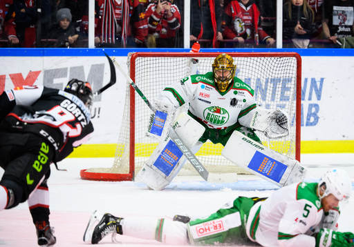 Malmö Redhawks Max Görtz skjuter mot Rögles målvakt