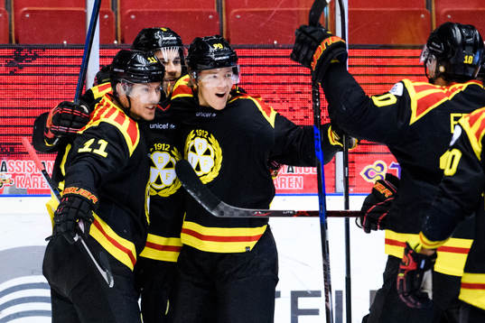 Brynäs Joel Kellman och Niclas Andersén jublar med Lukas