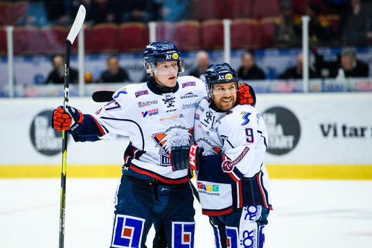 Linköpings Anton Karlsson och Derek Roy jublar