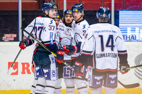 Linköpings Adam Brodecki jublar med lagkamrater