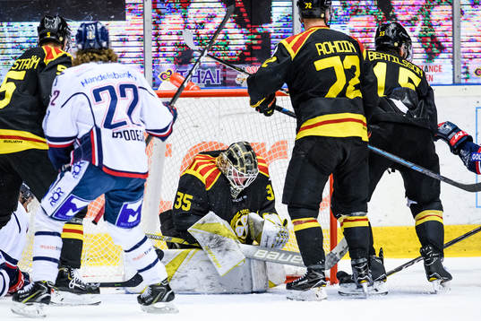 Brynäs målvakt David Rautio räddar skott