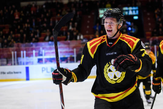 Brynäs Nicklas Danielsson jublar