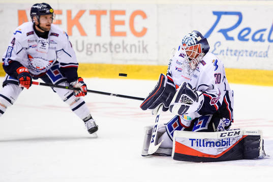 Linköpings Chad Billins och målvakt Jacob Johansson