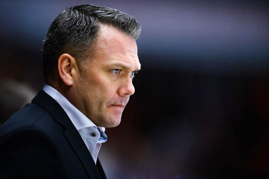 Brynäs assisterande tränare Mikael Holmqvist  deppar