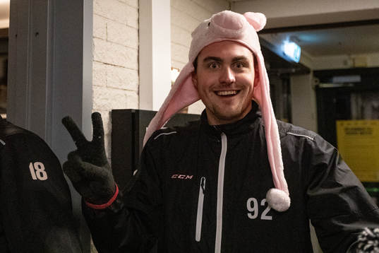 Linjedomare David Laksola  innan ishockeymatchen i SHL