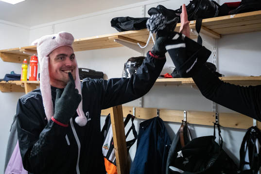 Linjedomare David Laksola  innan ishockeymatchen i SHL