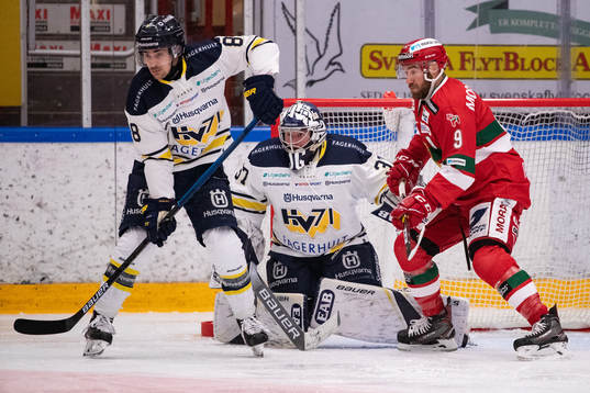 s Nils Andersson och HV71:s målvakt Jonas Gunnarsson  och