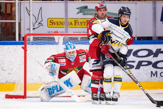 s Simon Önerud framför Moras målvakt Janne Juvonen