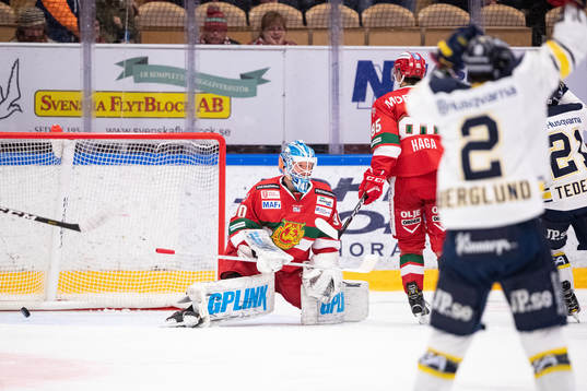 Moras målvakt Janne Juvonen och Michael Haga deppar